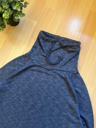 Sudadera azul cuello alto