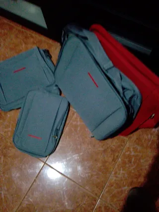 Set di 3 borse da viaggio grigie e rosse