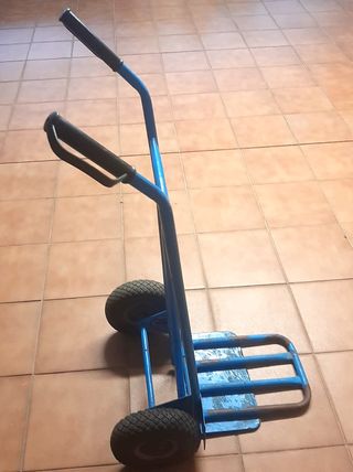 Carretilla rígida con ruedas neumáticas.