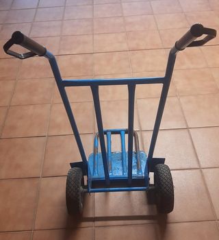 Carretilla rígida con ruedas neumáticas.