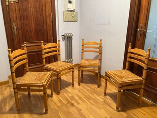 Conjunto de 4 sillas de madera.