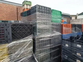 Cajas y boles de plástico apilables