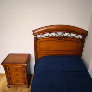 Cabeceros y mesita de noche de madera