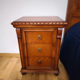 Cabeceros y mesita de noche de madera