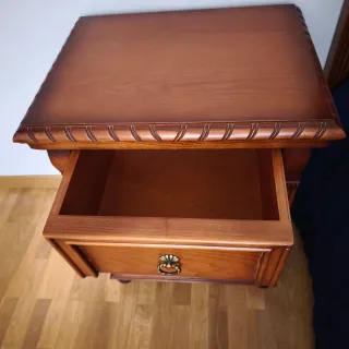 Cabeceros y mesita de noche de madera