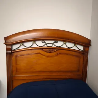 Cabeceros y mesita de noche de madera