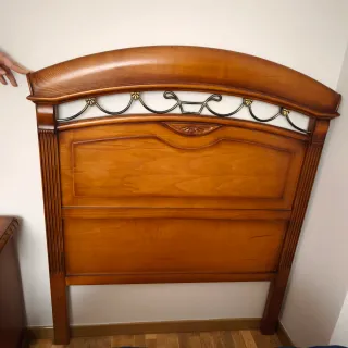 Cabeceros y mesita de noche de madera