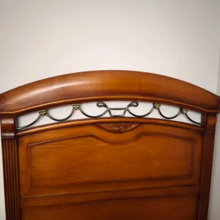 Cabeceros y mesita de noche de madera