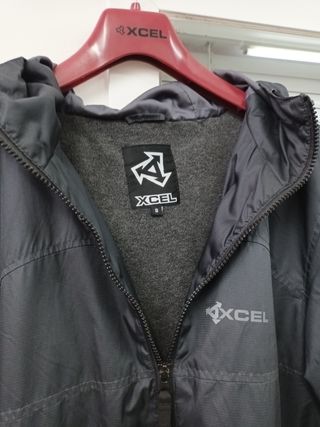 Chubasquero Xcel Surf.