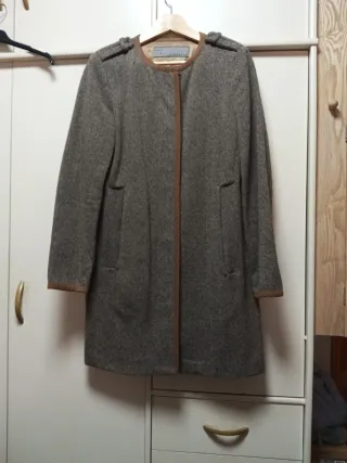 Abrigo marrón y gris