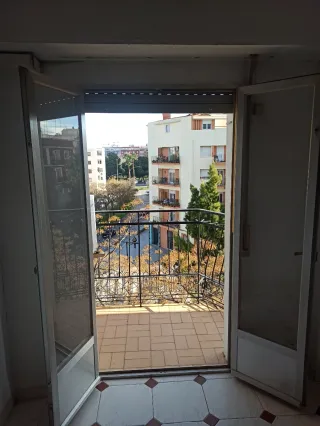 Balconera de aluminio. Puertas abatibles