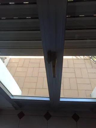 Balconera de aluminio. Puertas abatibles