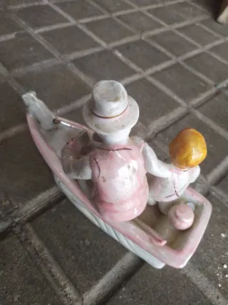 Figura cerámica barca con figuras antigua