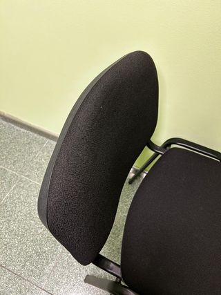 Silla de oficina tapizada negra