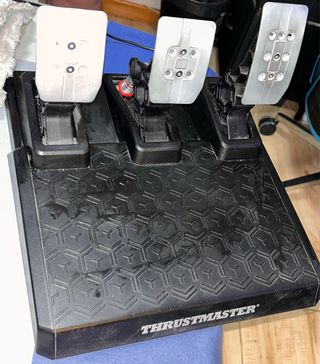 Volante Thrustmaster con pedali e cambio a H