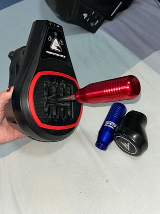 Volante Thrustmaster con pedali e cambio a H