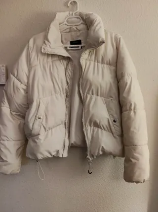 Plumas Corto Beige Talla M Bershka