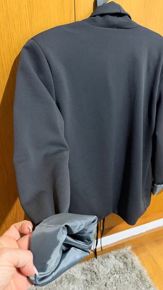 Conjunto americana y pantalón deportivo