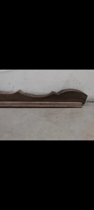 Copetes antiguos de madera grandes.