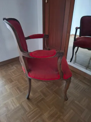 Butaca clásica tapizada en rojo
