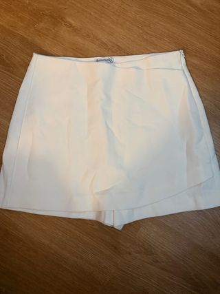 Falda corta Stradivarius blanca