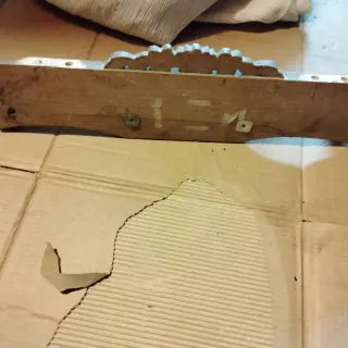 Perchero de madera con adornos dorados