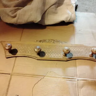 Perchero de madera con adornos dorados