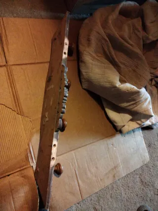 Perchero de madera con adornos dorados