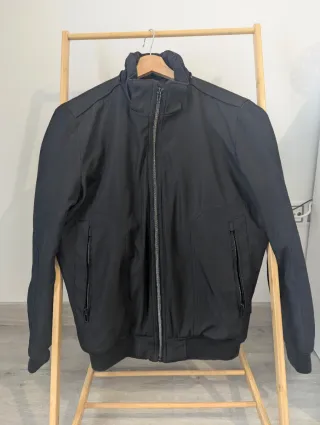 Cazadora negra hombre