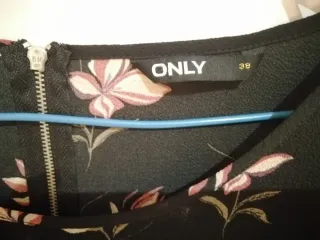 Camiseta ONLY floral negra talla M