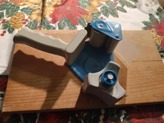 Dispenser nastro adesivo per pacchi