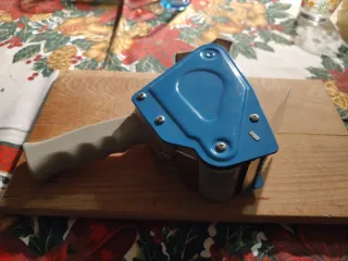 Dispenser nastro adesivo per pacchi