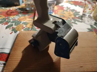 Dispenser nastro adesivo per pacchi