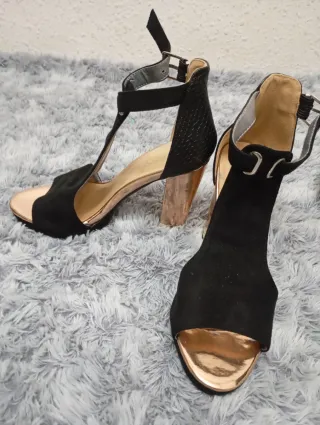 Zapatos de tacón negros y dorados.