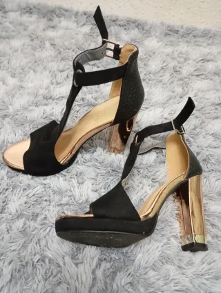 Zapatos de tacón negros y dorados.