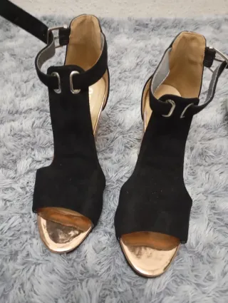 Zapatos de tacón negros y dorados.