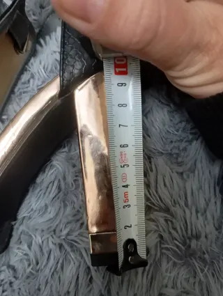 Zapatos de tacón negros y dorados.