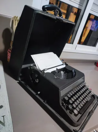 Máquina de escribir antigua años 50