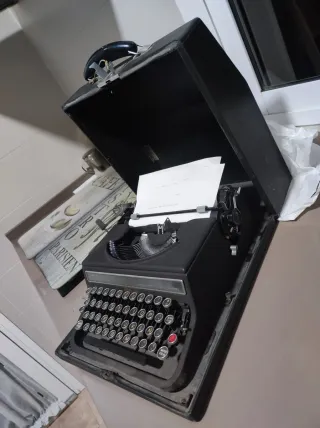 Máquina de escribir antigua años 50