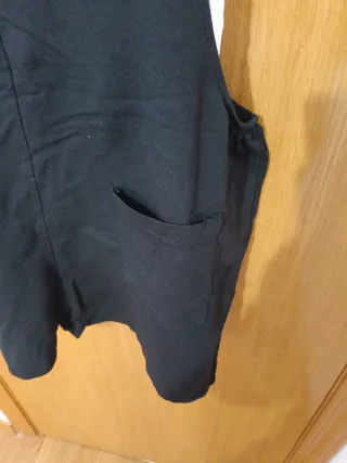 Peto negro con camiseta blanca