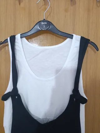 Peto negro con camiseta blanca