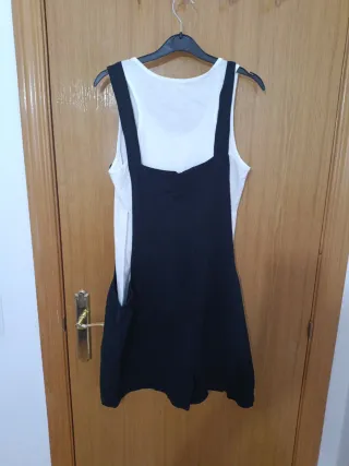 Peto negro con camiseta blanca