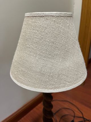 Lámpara de mesa, pie de madera torneada