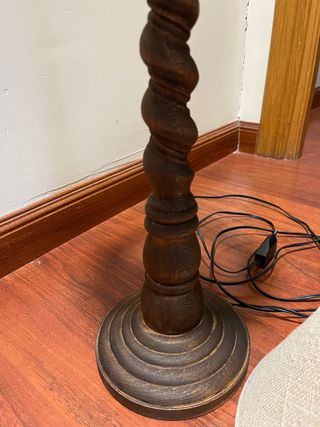 Lámpara de mesa, pie de madera torneada