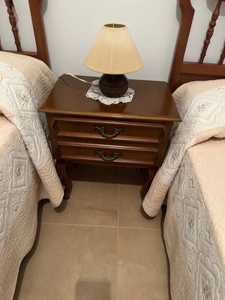 2 Camas, Mesilla y Colchones Madera