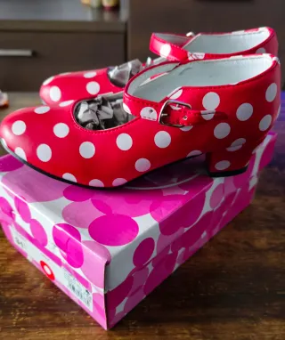 Zapatos Sevillanas Lunares Rojos
