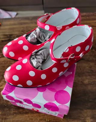 Zapatos Sevillanas Lunares Rojos
