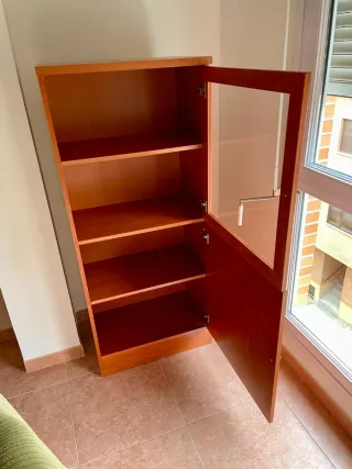 Mueble de madera con vitrina