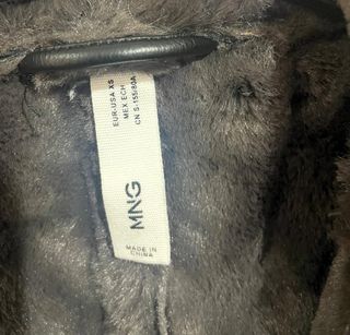 Cazadora efecto piel forro borreguito Mango