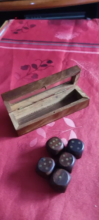 Juego de 5 dados de madera